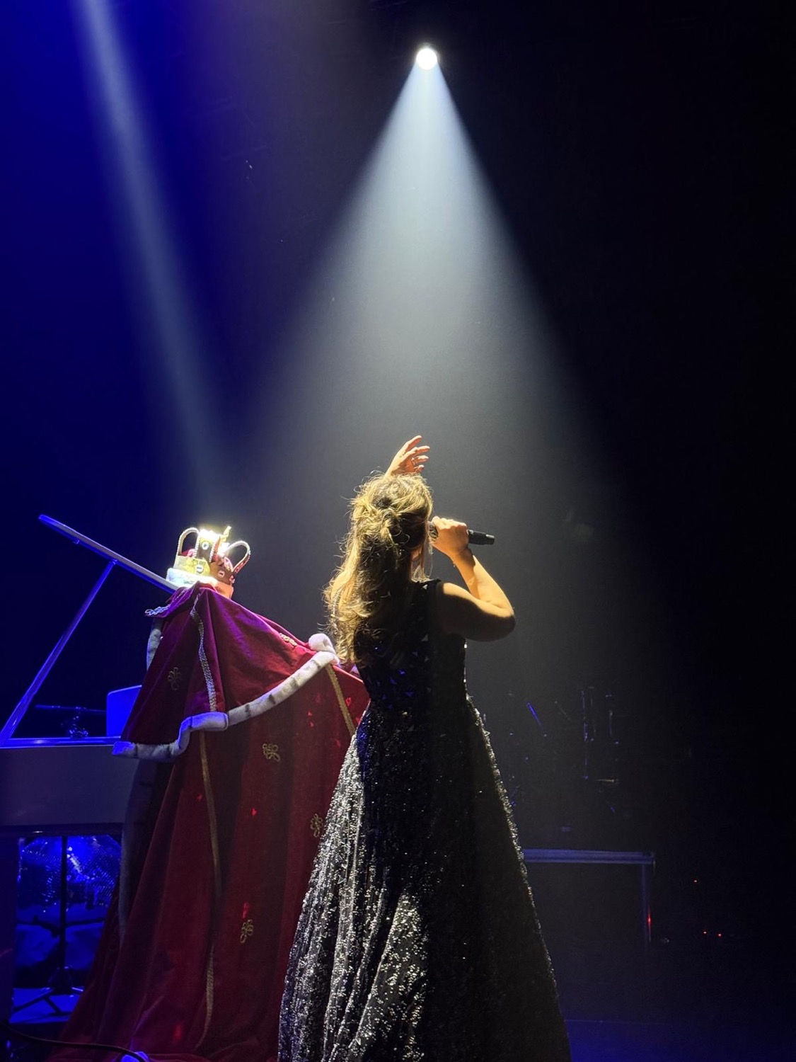 Claire Lairy face à la cape et la couronne de Freddie Mercury, sous le faisceau — The World of Queen