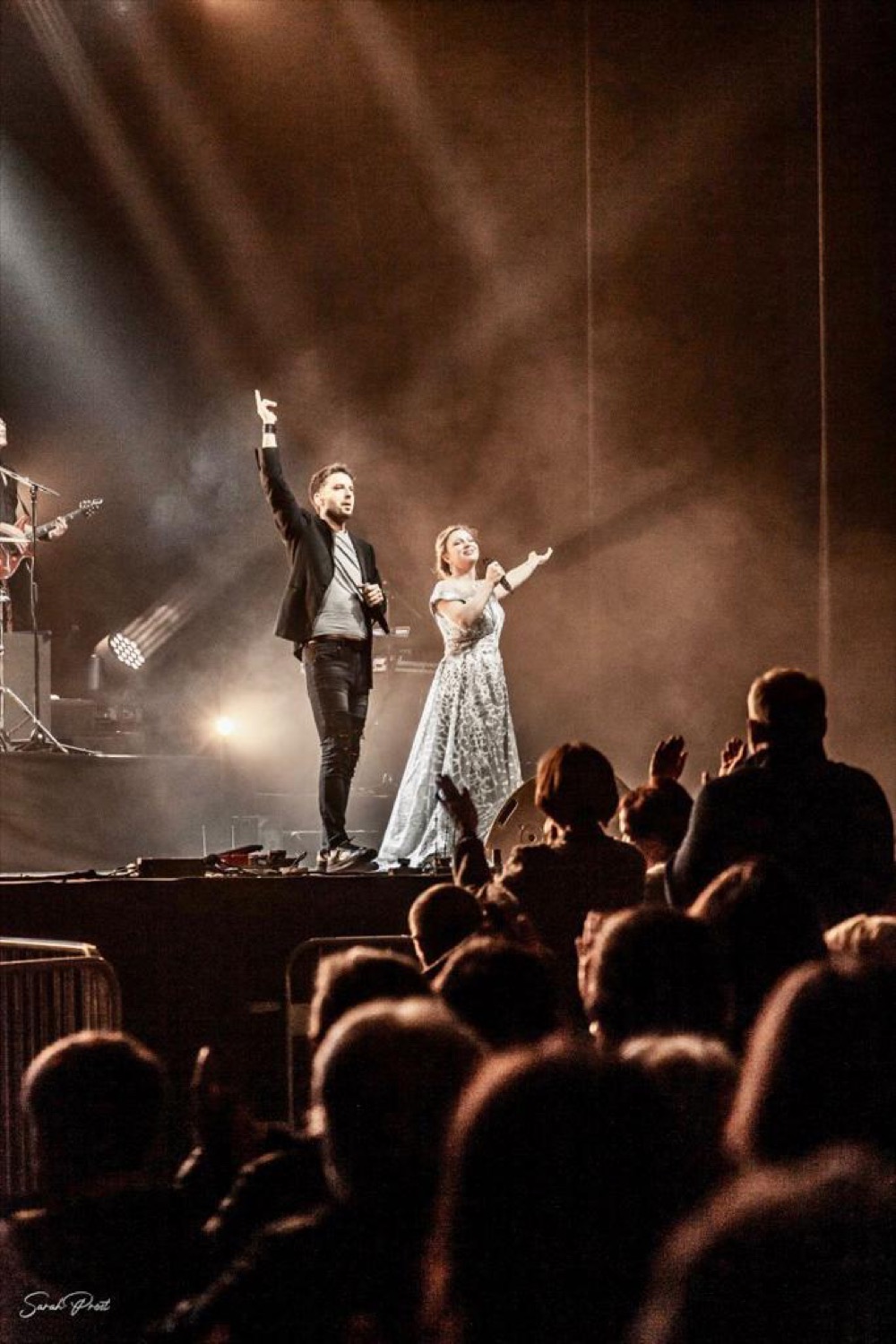 Claire Lairy et Fred Caramia devant le public — The World of Queen