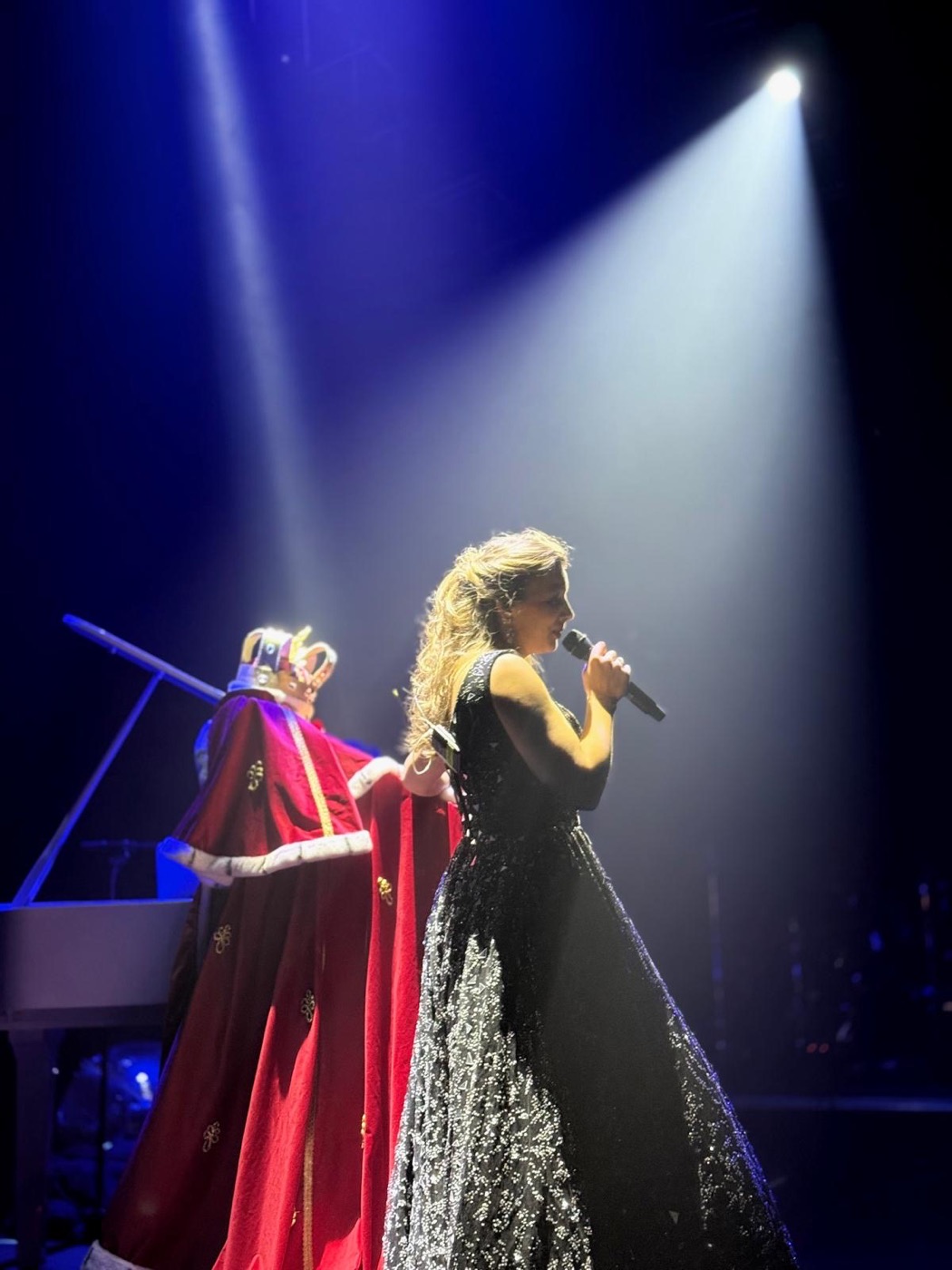 Claire Lairy en solo sous le faisceau — The World of Queen